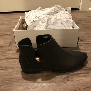 Bamboo, brand new size 9 black booties